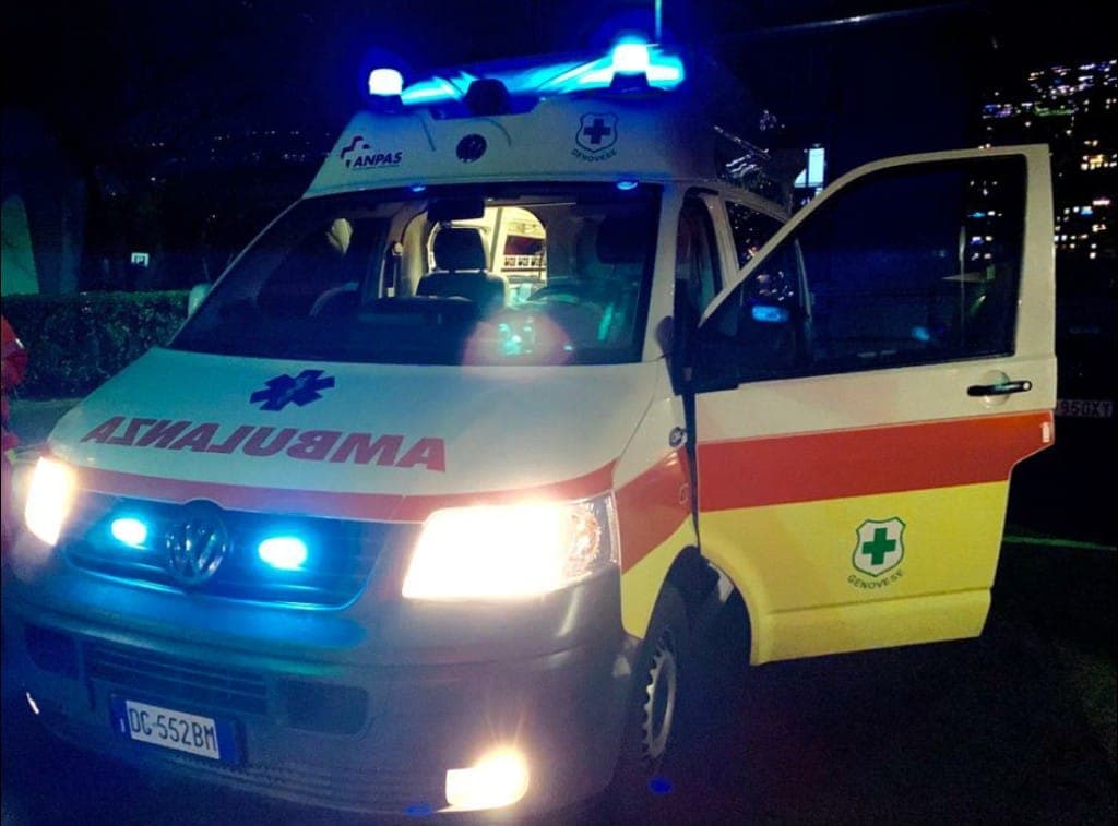 Molassana, perde il controllo dello scooter e travolge una donna che stava parcheggiando: due feriti nella notte
