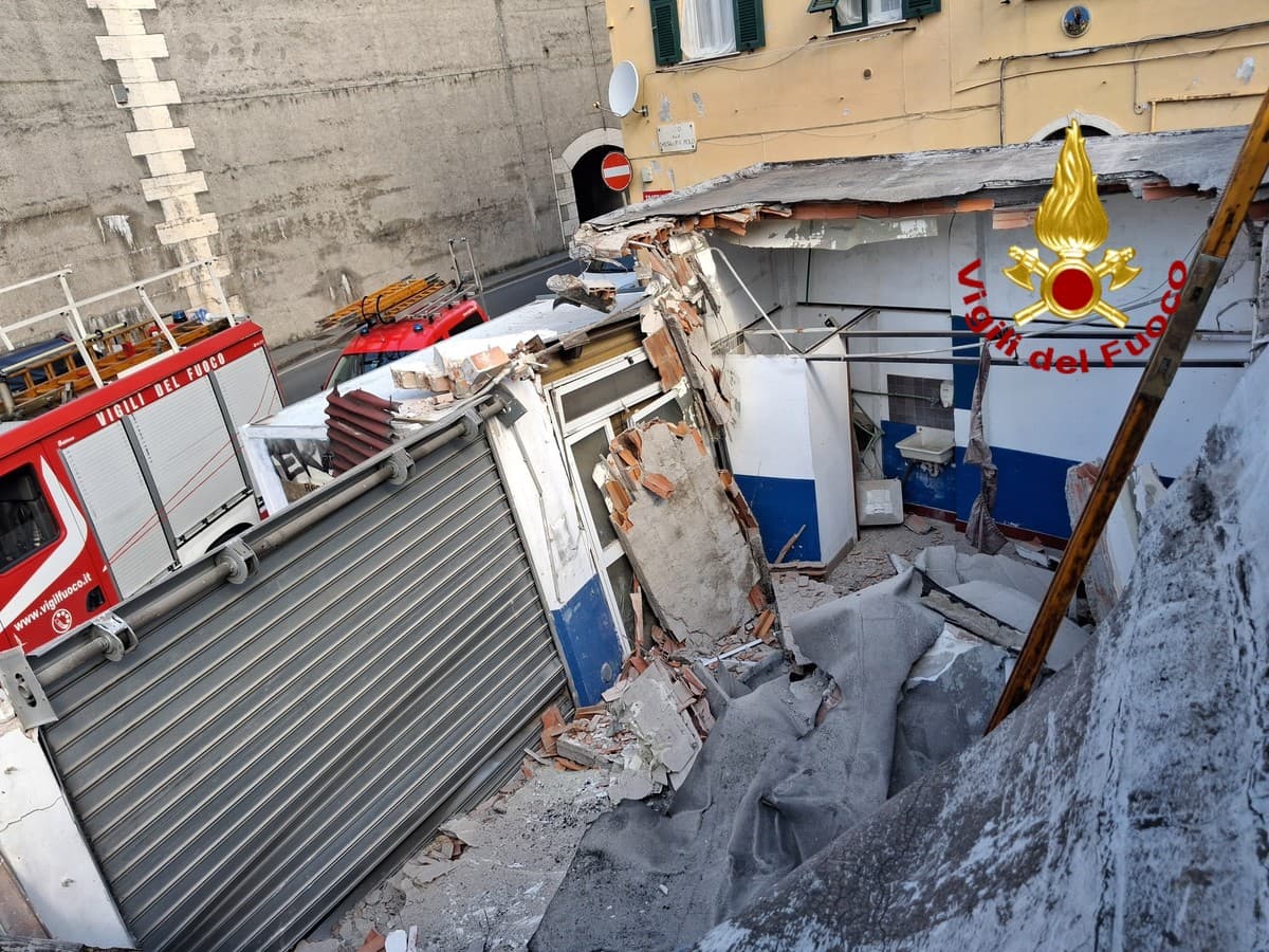 Crolla la soletta di un magazzino a Rivarolo, intervengono i vigili del fuoco