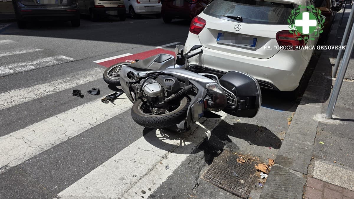 Via della Libertà, violento scontro all'incrocio: scooterista sbalzato dalla sella