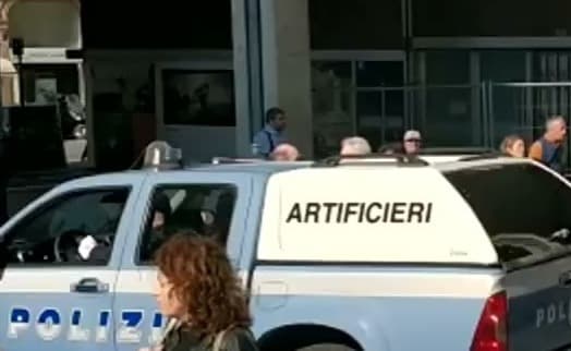 Allarme bomba in via Ceccardi, valigetta sospetta davanti alla banca