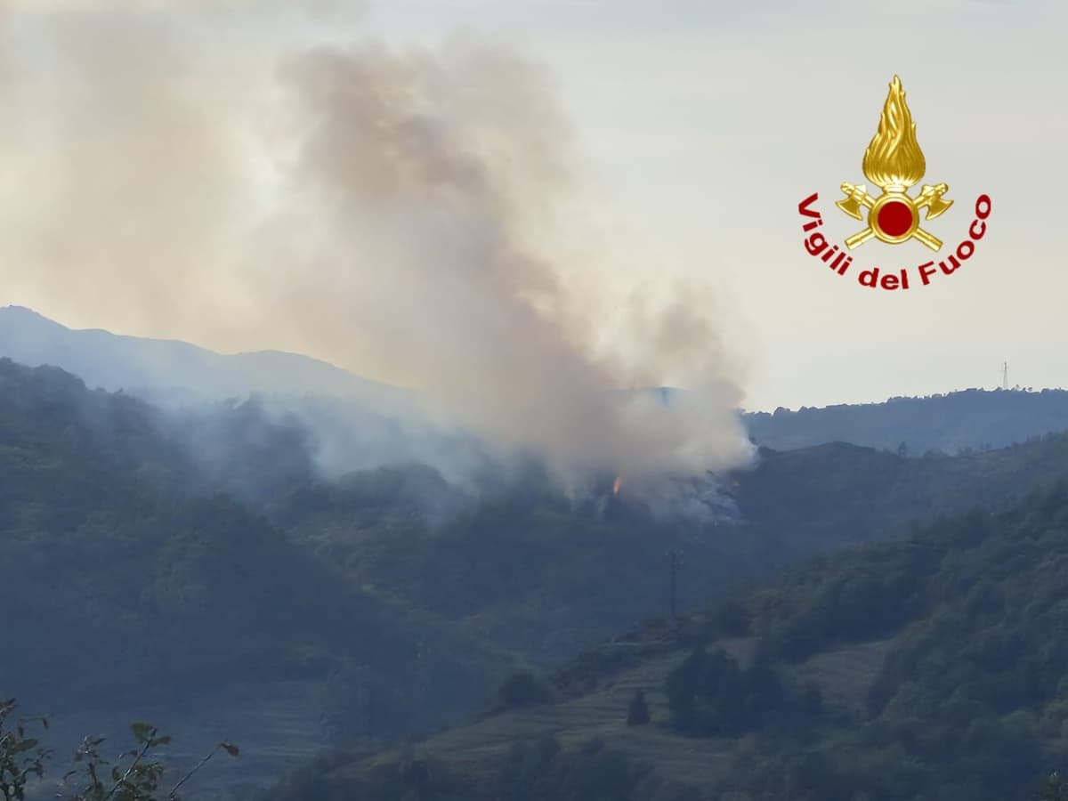 Incendio nei boschi di Campo Ligure, al lavoro anche elicottero e canadair