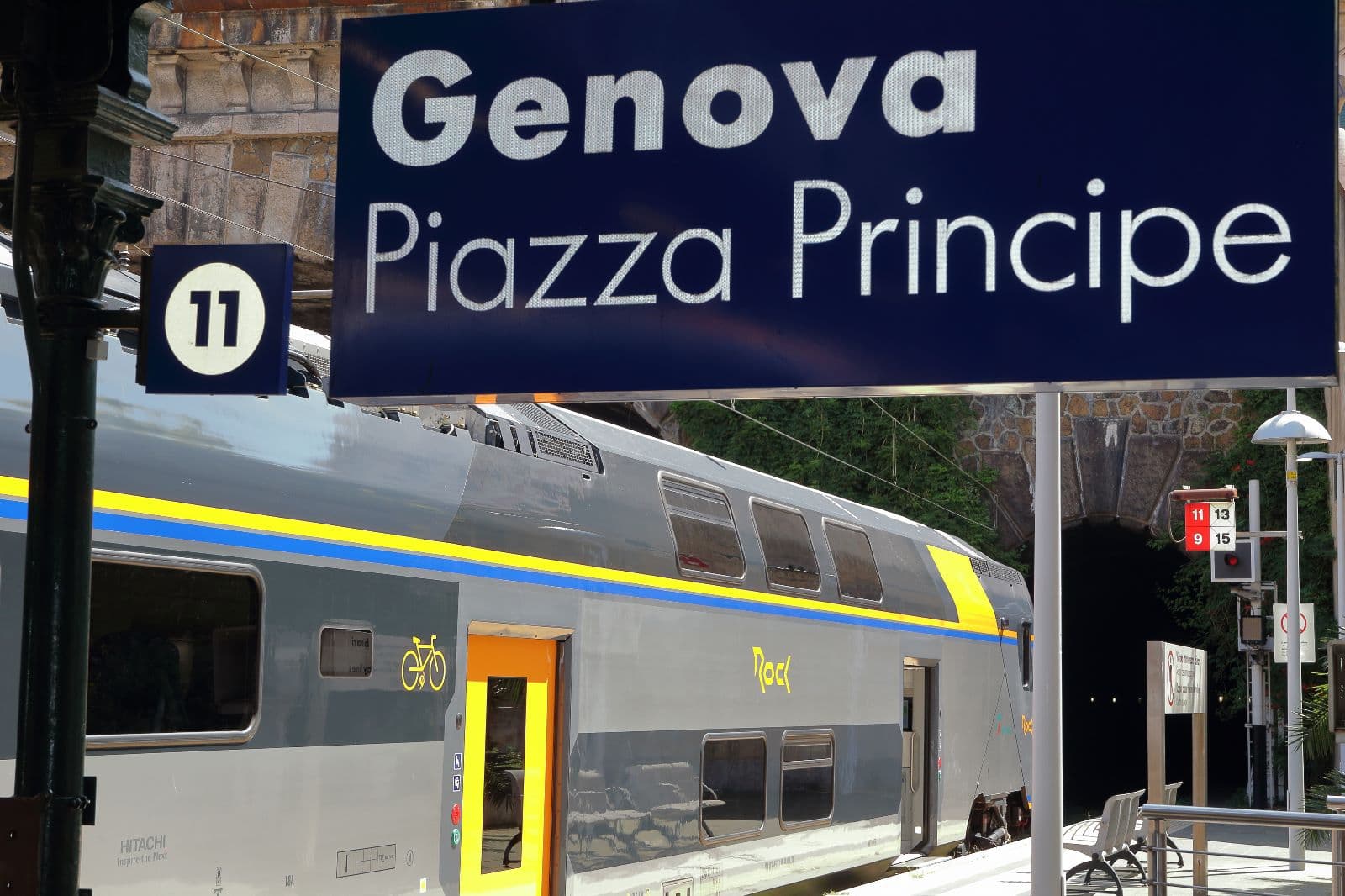 Sicurezza sui mezzi pubblici: borseggio con spintoni sull'autobus ad Albaro e tentata rapina sul treno a Principe