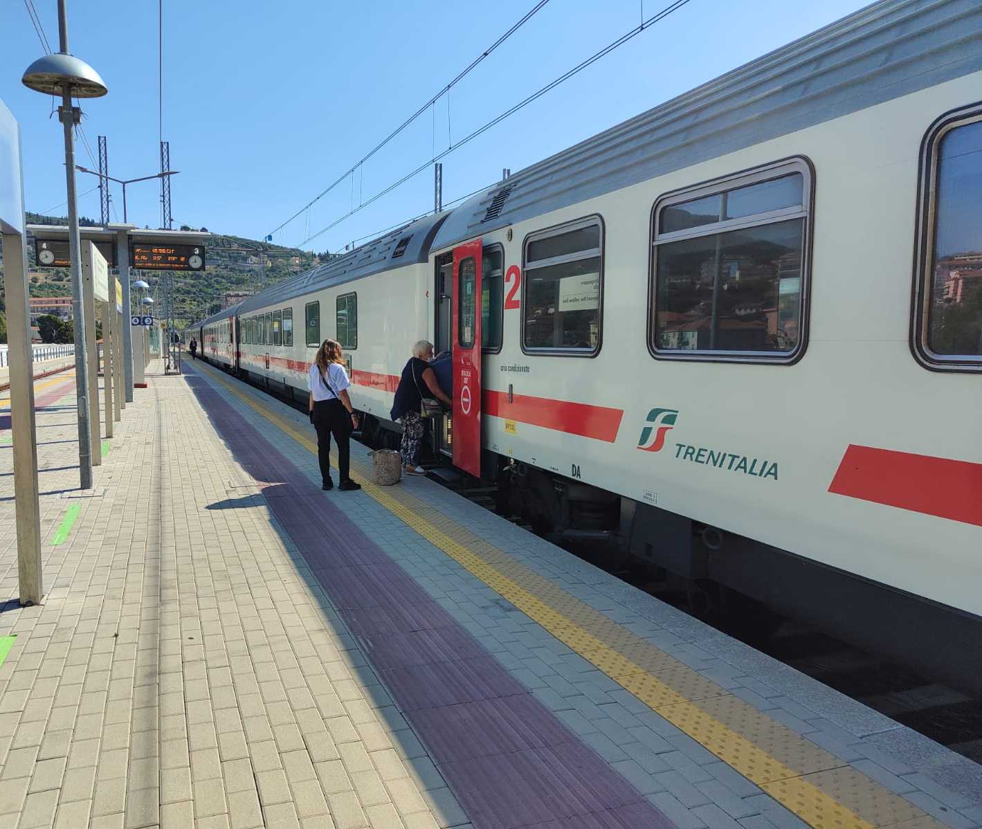 Maltempo, treni rallentati tra Genova Nervi e Recco: albero cade sui binari