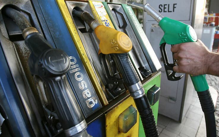 Carburanti, Mimit: prezzo medio self benzina a 1,942 euro al litro. Il gasolio a 2,107 euro al litro