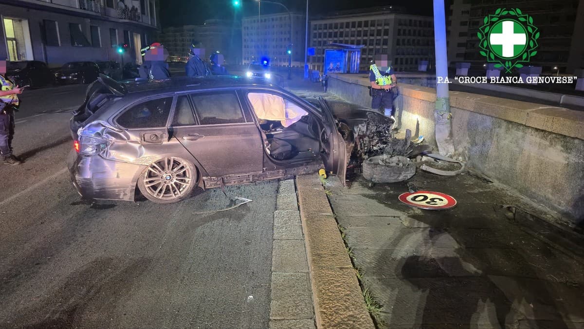 Schianto nella notte in corso Saffi: auto distrutta ma senza nessuno a bordo