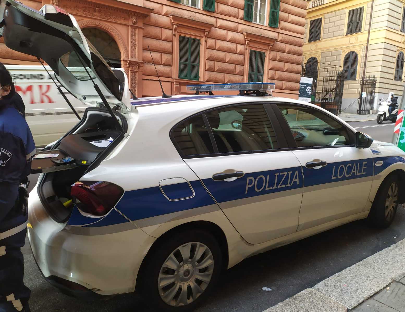 Centro storico, arrestato pusher nei caruggi e sventata spaccata in tabaccheria: tre arresti