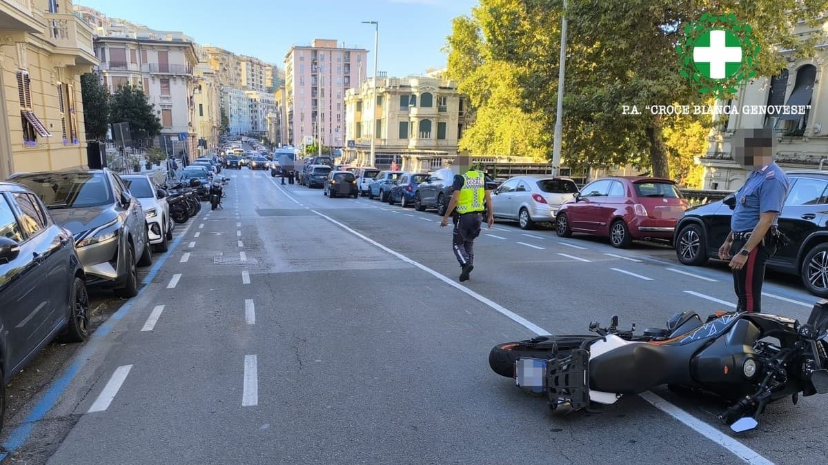 Albaro, motociclista investe una 57enne sulle strisce in via Pozzo: due feriti