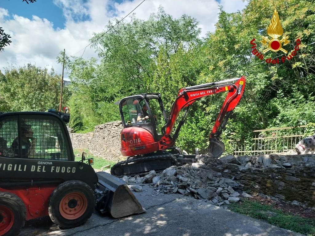 Crolla un muro in via Casanova, venti metri di macerie: vigili del fuoco al lavoro con cani e squadre speciali