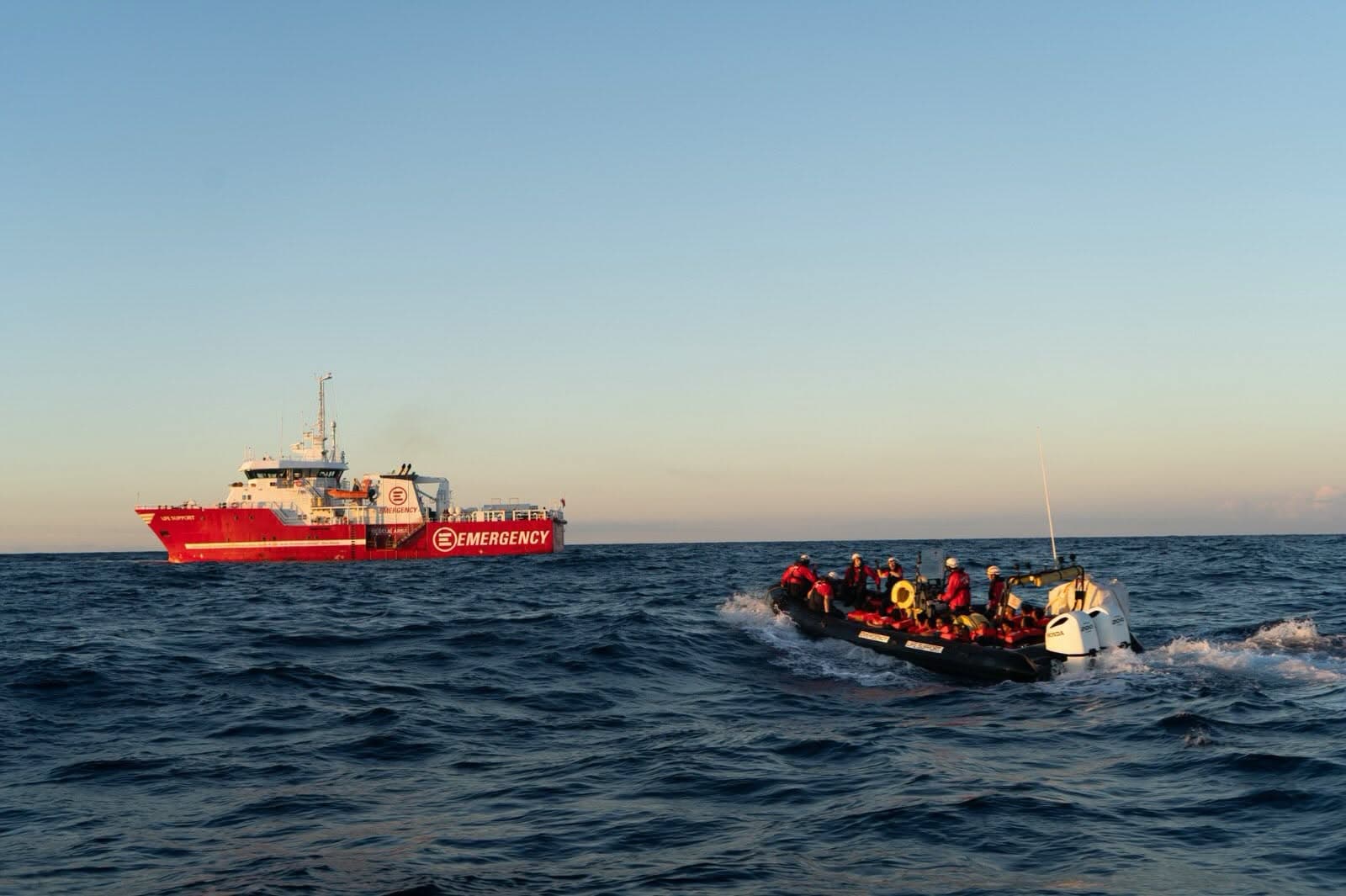 Migranti, domenica lo sbarco di 113 persone dalla Life Support: pronta la macchina dell'accoglienza
