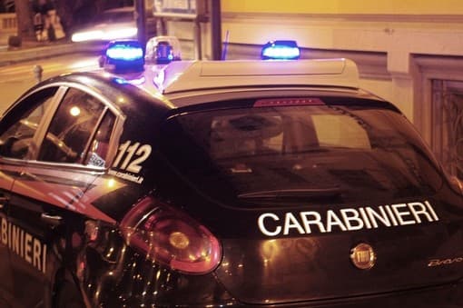 Sestri Levante, sorpreso a rubare in un'auto alla stazione: aggredisce proprietario e Carabinieri, arrestato 22enne