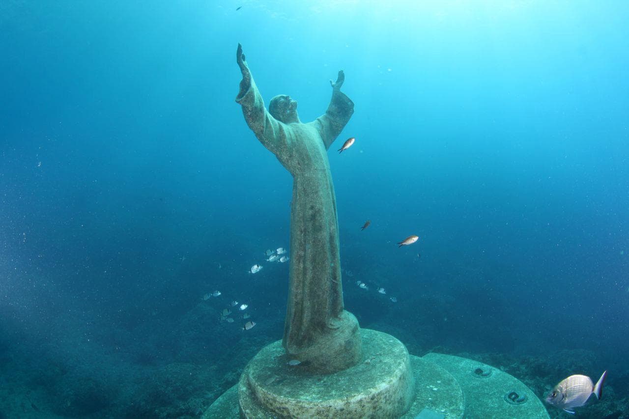 Cristo degli Abissi, pulizia subacquea per la statua simbolo di San Fruttuoso