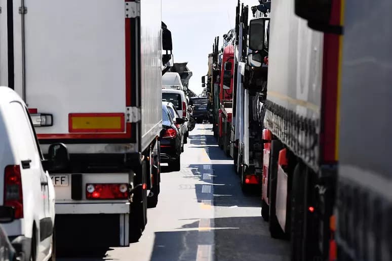Doppio incidente in autostrada, motociclista grave sulla A10: chiusi tratti verso Genova anche sulla A26