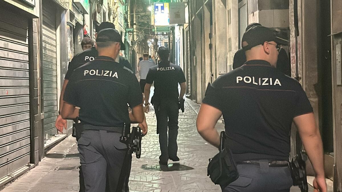 Centro Storico, pretendono il cellulare riparato senza pagare e minacciano il negoziante: due denunciati in via San Luca