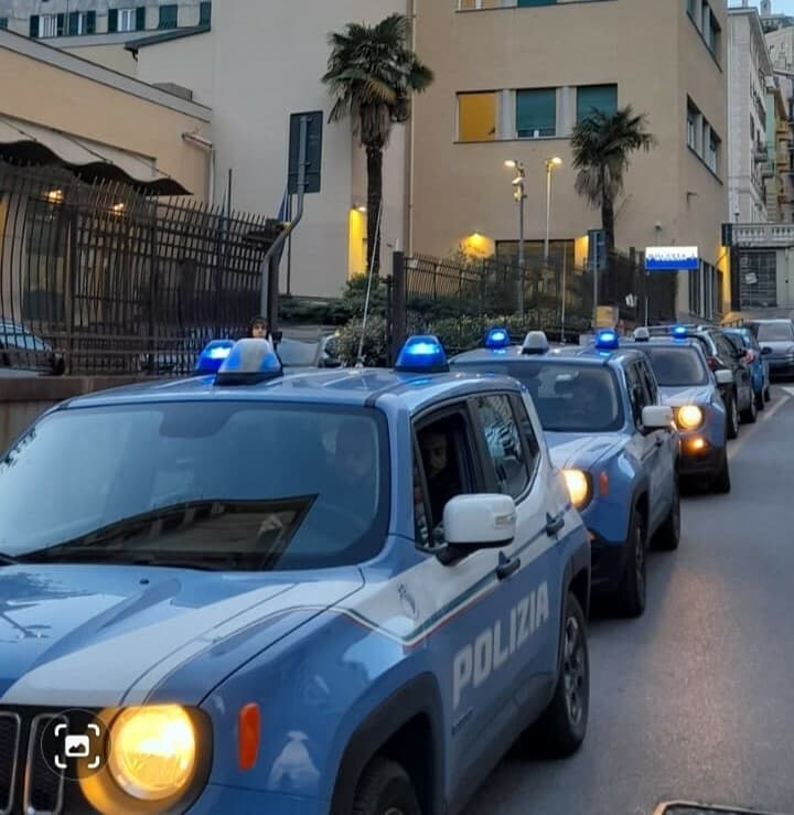 Via XX Settembre, ruba bigiotteria al superstore e morde il vigilante: arrestata 25enne
