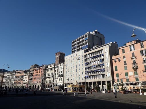 Genova, l'unità mobile "LGNET 3" fa tappa in piazza Caricamento: uno sportello itinerante per l'integrazione e l'ascolto