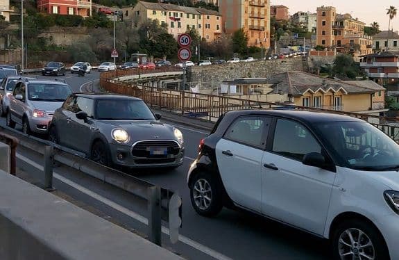 Incidente in via Donato Somma, traffico in tilt sull’Aurelia