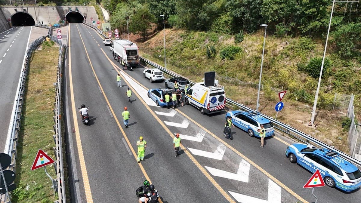 Moto contro camion sulla A12, grave una donna. Casello di Genova Est chiuso (poi riaperto) in entrata verso Genova