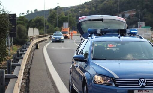 Camionista trovato senza vita in una piazzola di sosta sull'A10: intervento dei soccorsi