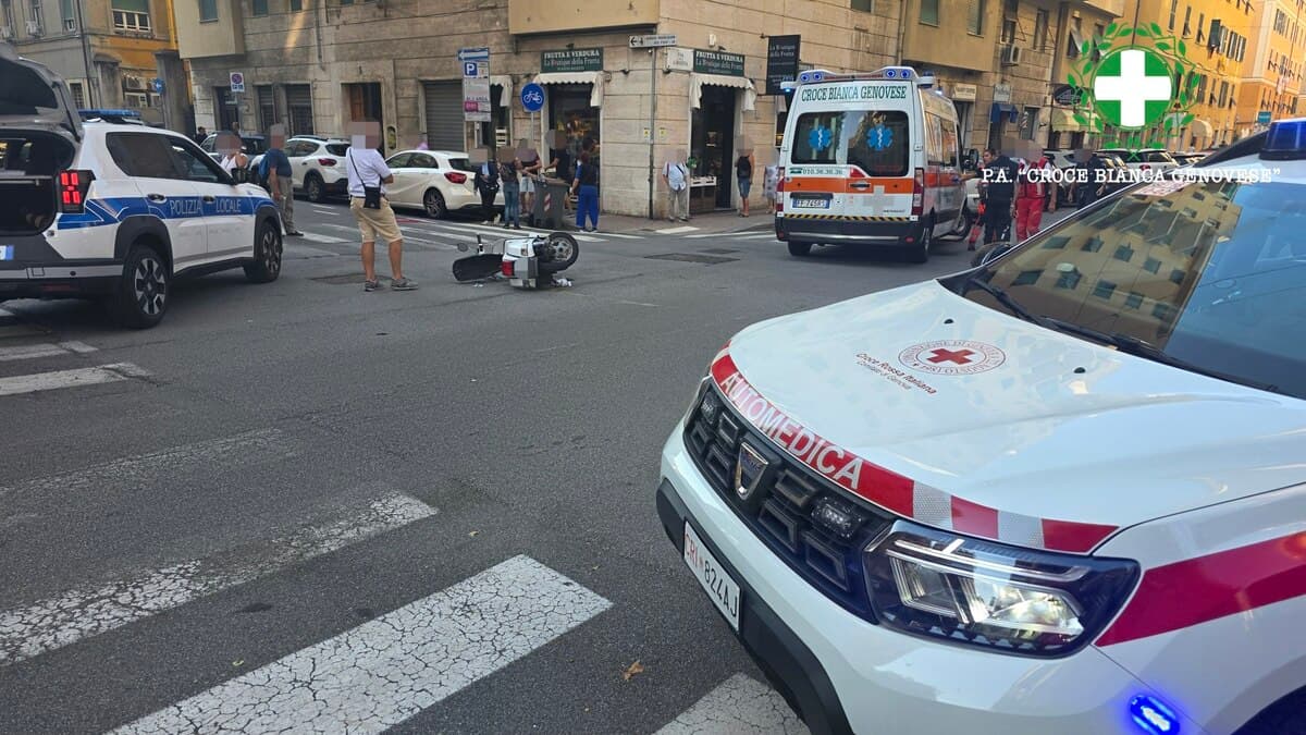 Via Ruspoli, scontro tra auto e scooter: 26enne in codice giallo