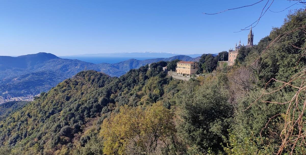 Bruciano i boschi sul Monte Castello. Elicottero in azione alle spalle del Santuario di Montallegro