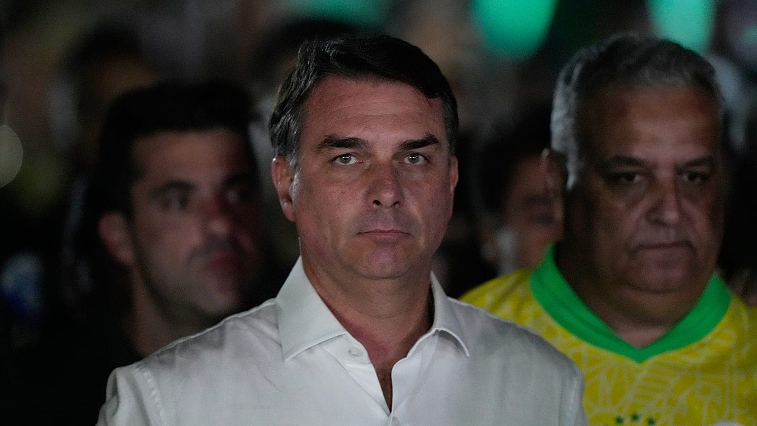 Brasile, Flávio Bolsonaro vola negli Stati Uniti dopo la sconfitta: la questione del passaporto italiano