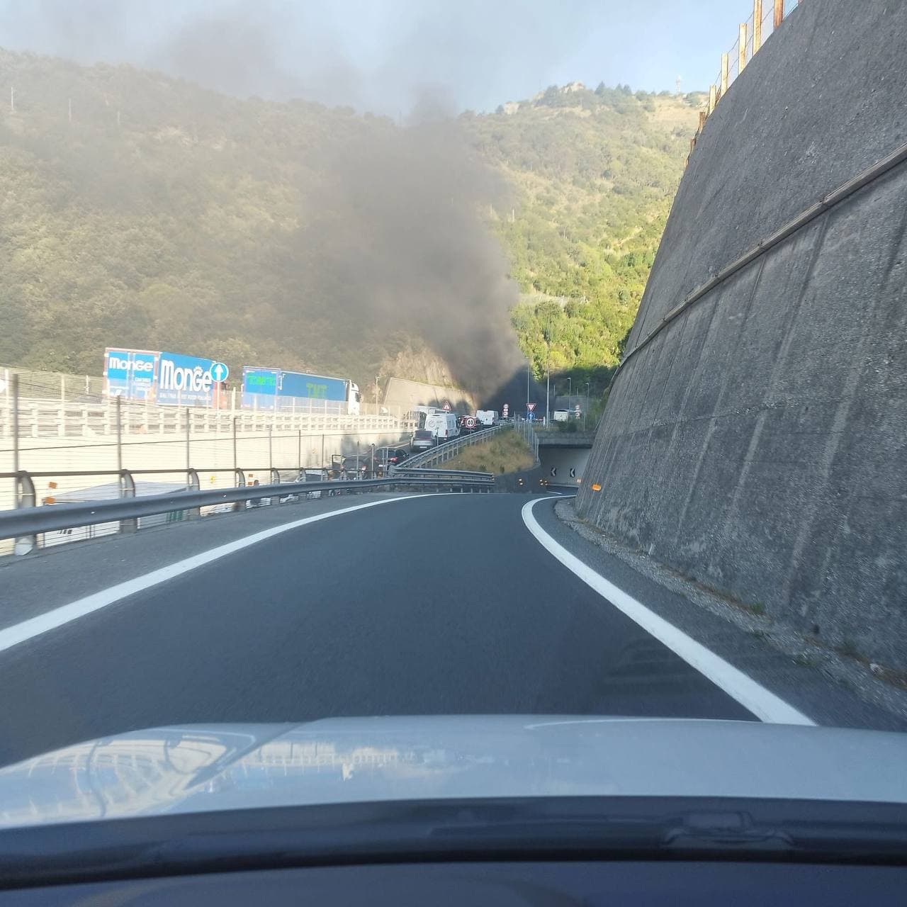 Camion in fiamme nella galleria Monte Sperone: A12 chiusa, traffico in tilt