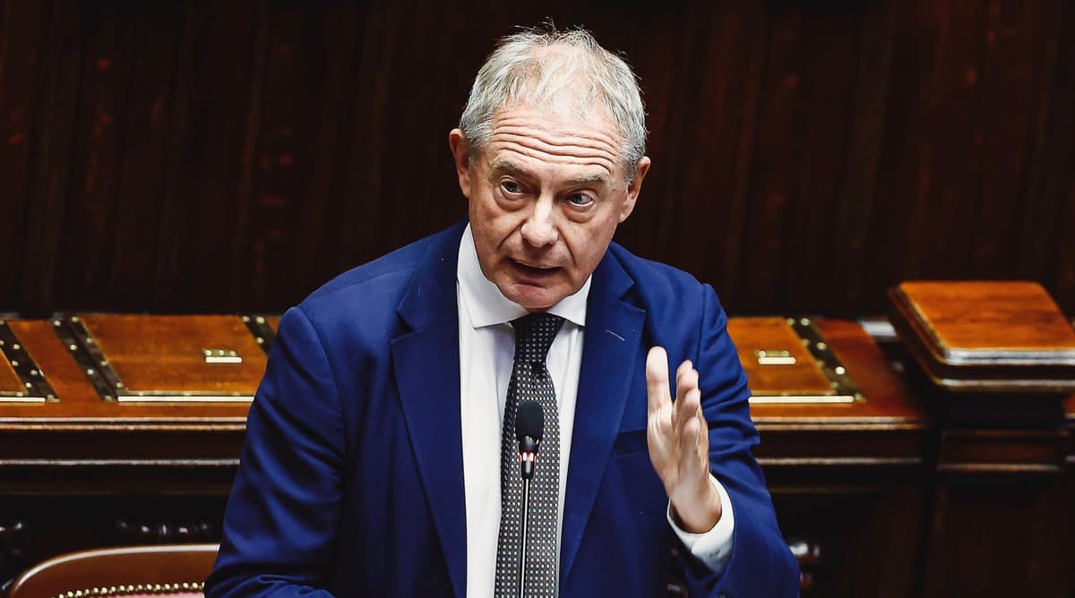 Ex Ilva, Urso: "Se gli stabilimenti non possono produrre, la cassa integrazione è necessaria"