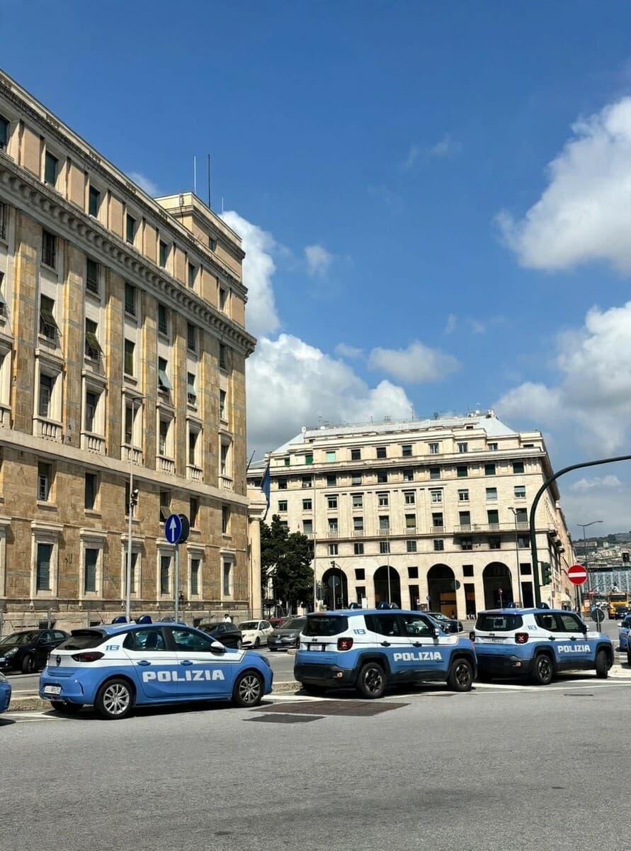Polizia, agente fuori servizio riconosce il presunto autore di due tentati furti