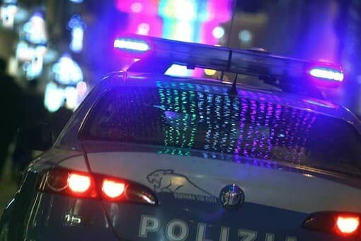 Rapallo, ubriaco in strada con un manganello e aggredisce i poliziotti: arrestato