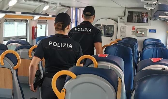 Principe e Brignole, molesta i passeggeri e ruba una viola di grande valore sul treno: tradito dall'AirTag e arrestato