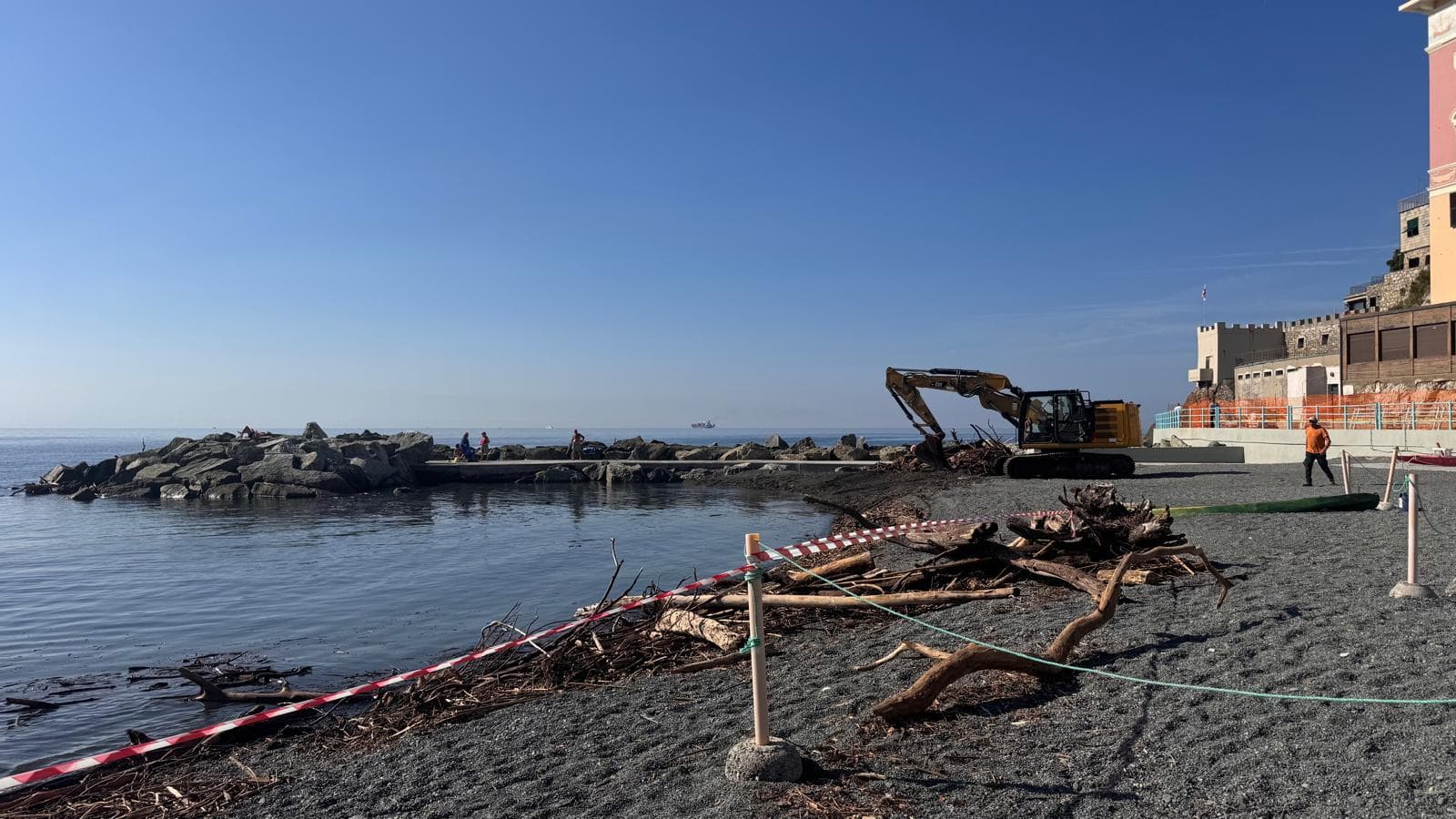 Vernazzola invasa da tronchi e rami dopo il maltempo, al via la pulizia della spiaggia. Ferrante: “In azione ASTer e Amiu”