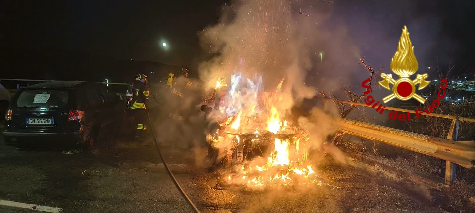 Cep, auto prende fuoco nella notte in via Novella: vettura distrutta dalle fiamme