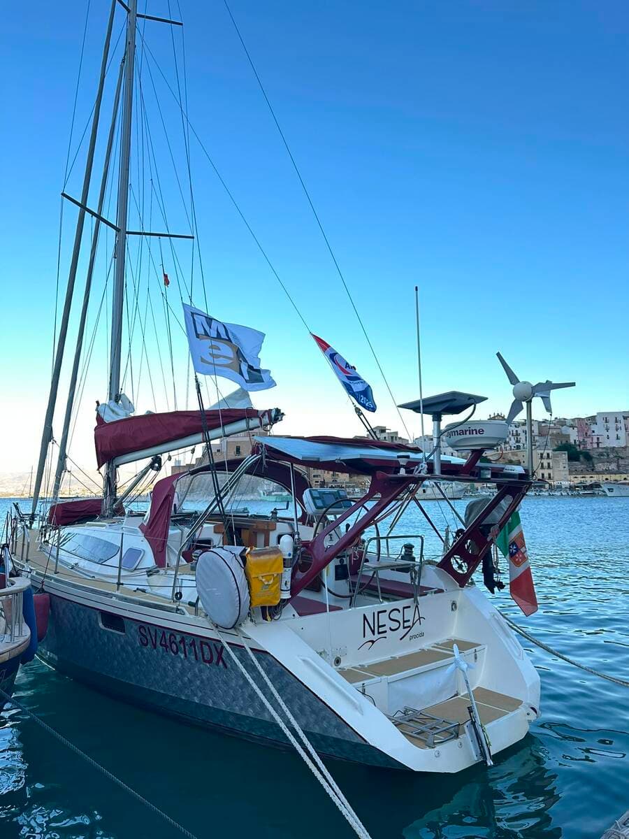 La bandiera del MEI di Genova arriva oggi a New York a bordo della Nesea