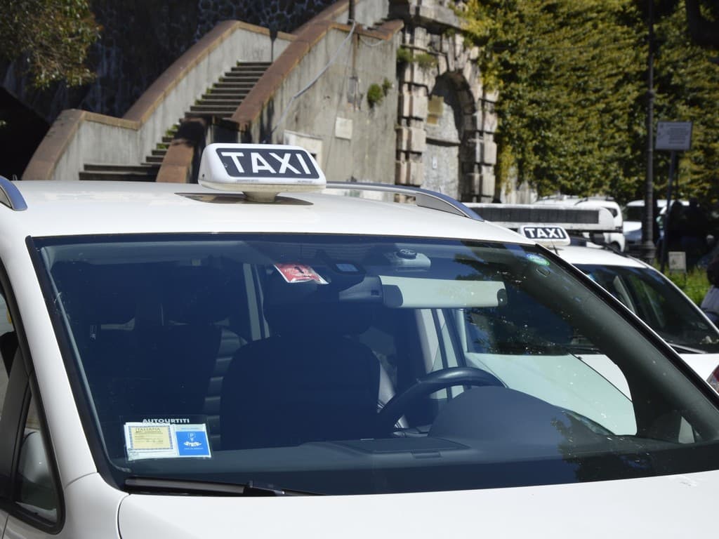 Taxi, la Giunta approva il nuovo regolamento: tariffe più trasparenti, dati condivisi e norme adeguate ad ART