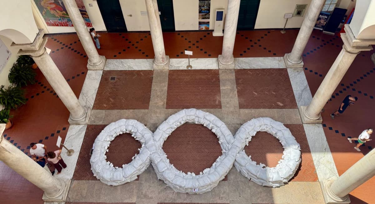 Il Terzo Paradiso di Michelangelo Pistoletto torna a Palazzo Ducale, ma è fatto di sacchi di sabbia
