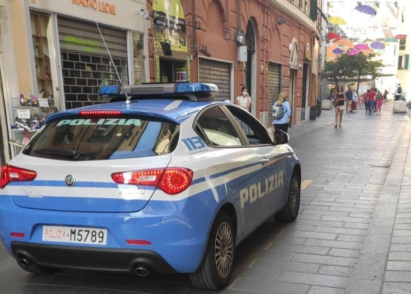 Voltri, usa lo spray al peperoncino per rubare due cellulari: arrestato 54enne per rapina aggravata