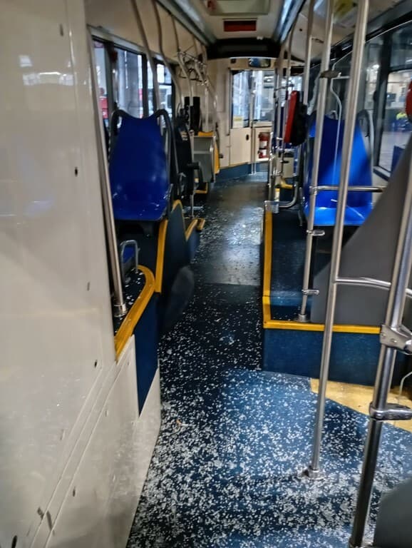 Due fratelli minorenni fermati a Begato dopo la rissa sul bus: denunciati per minacce, danneggiamenti e oltraggio