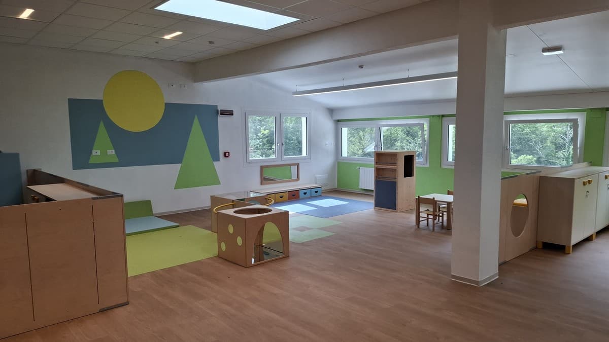 Rovegno, Ferro visita la nuova scuola dell'infanzia: "Investire sui bambini per dare futuro all'entroterra"