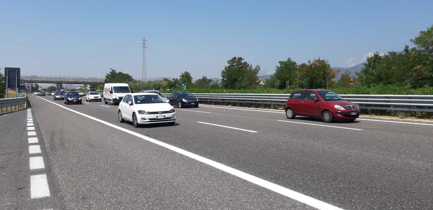 Stangata carburanti, l’esodo estivo costa caro: diesel su del 26% rispetto a un anno fa