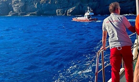 Chiavari, due persone in difficoltà in mare davanti a Torre Fara: soccorsi in azione