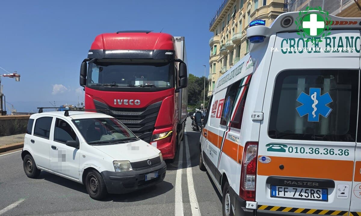 Corso Saffi, camion urta un'auto e la trascina per diversi metri: 21enne in ospedale