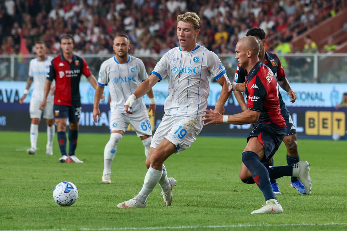 Il Genoa spaventa il Napoli, ma De Bruyne e Vergara (con Di Bello e il VAR nel mirino) firmano i tre punti nel finale: rossoblu ko 2-0 all'esordio