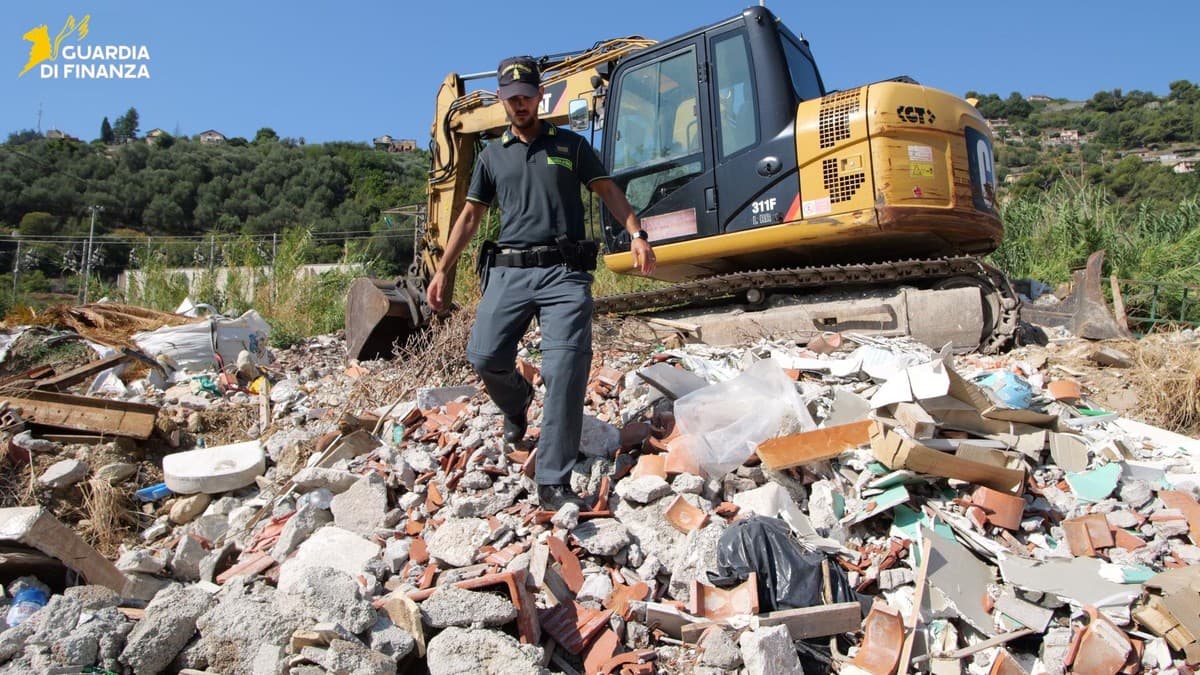 Traffico illecito di rifiuti tra Francia e Italia, indagine della Guardia di Finanza di Genova: sequestrata una discarica abusiva a Ventimiglia