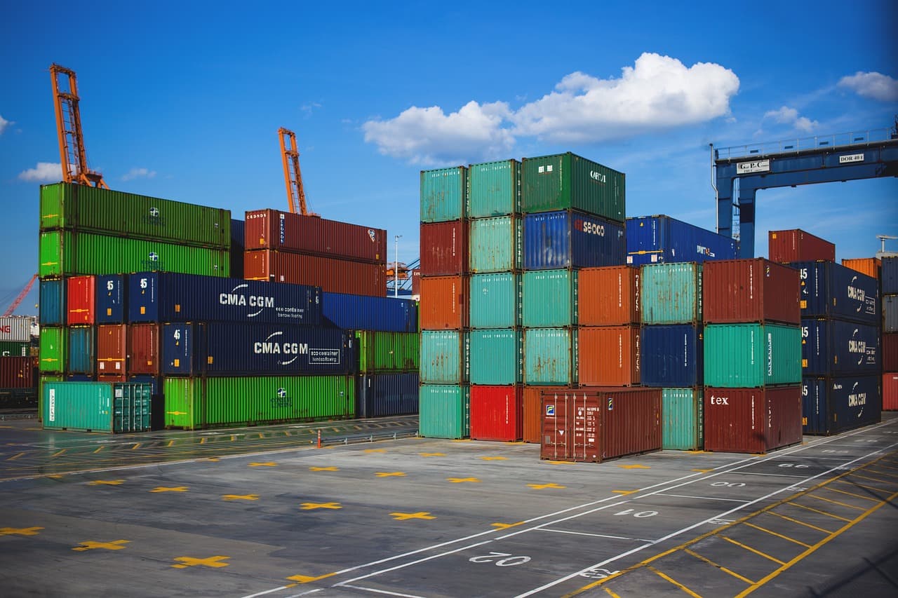 Nove container di rifiuti diretti in Pakistan scoperti a Genova: scatta l'operazione della Dda