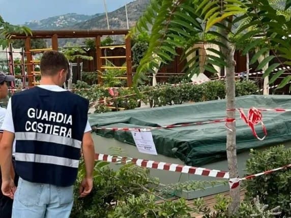 Bimba morta dopo esser stata risucchiata in piscina, aperta un’indagine per omicidio colposo: disposta l’autopsia