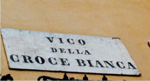 Lancio di bottiglie dal palazzo contro le operatrici della Onlus Afet-Aquilone