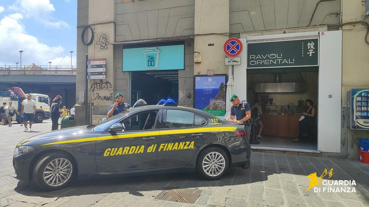 Centro Storico, bimbo lasciato in auto sotto il sole: salvato dalla Guardia di Finanza