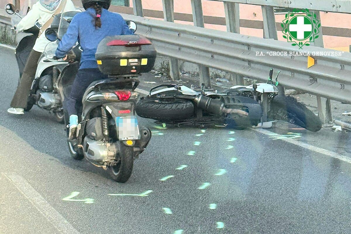 Scontro tra auto e moto in Sopraelevata: 21enne in codice giallo. Traffico in tilt