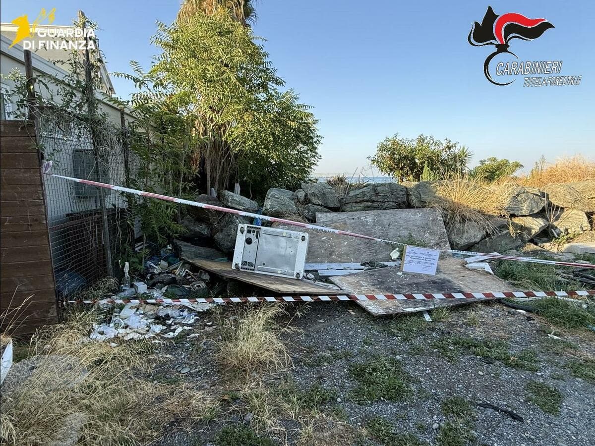 Multedo, discarica abusiva a due passi dal mare: sequestrata un'area demaniale di 300 metri quadri