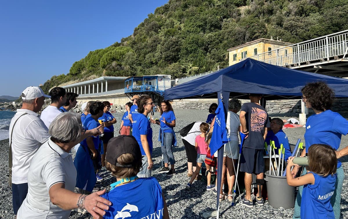 Vesima, una giornata per proteggere il mare: volontari in spiaggia con Marevivo, Arca Fondi e BPER - Video